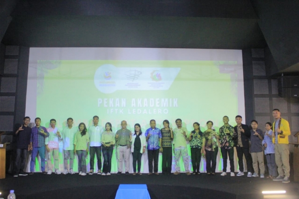 CALON FILSUF TERSUNGKUR SAAT PKK GUNCANG PANGGUNG DEBAT 1